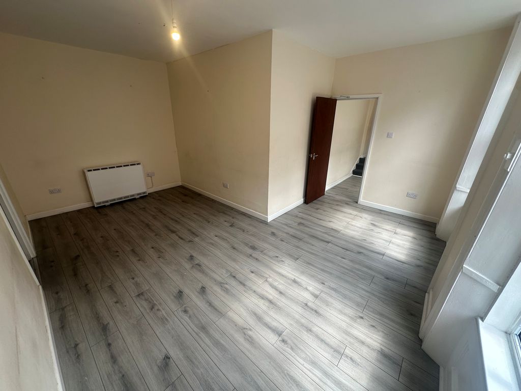 Property photo 3 of 7 Living Room