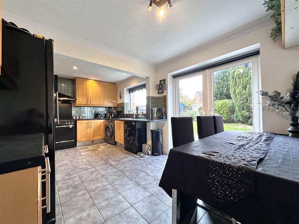 Property photo 2 of 19 Open-Plan Dining Kitchen 242