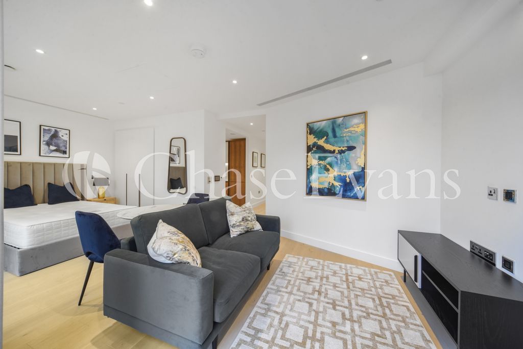 Property photo 1 of 18 Living Room  - Dispa