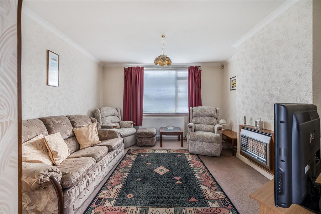 Property photo 3 of 16 Lounge