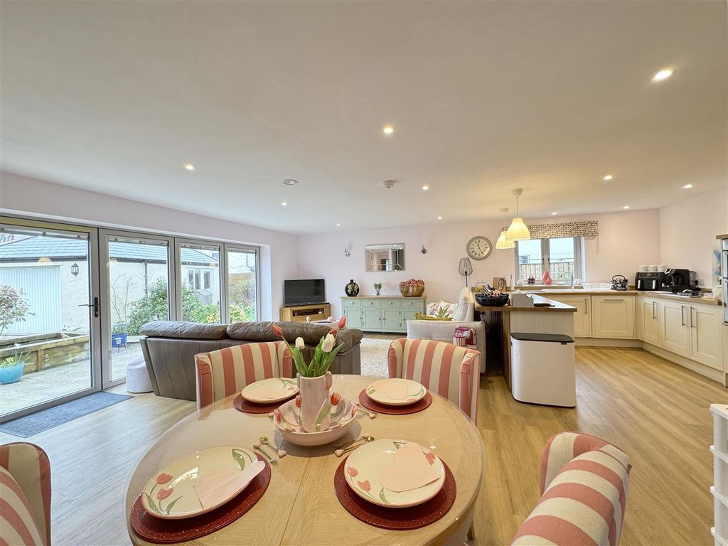 Property photo 3 of 31 Family Room