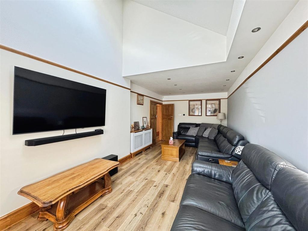 Property photo 3 of 22 Lounge