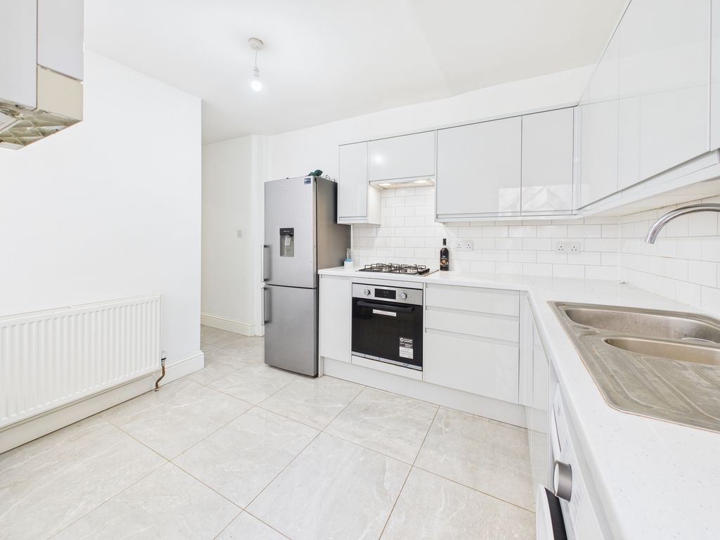 Property photo 2 of 10 Kitchen