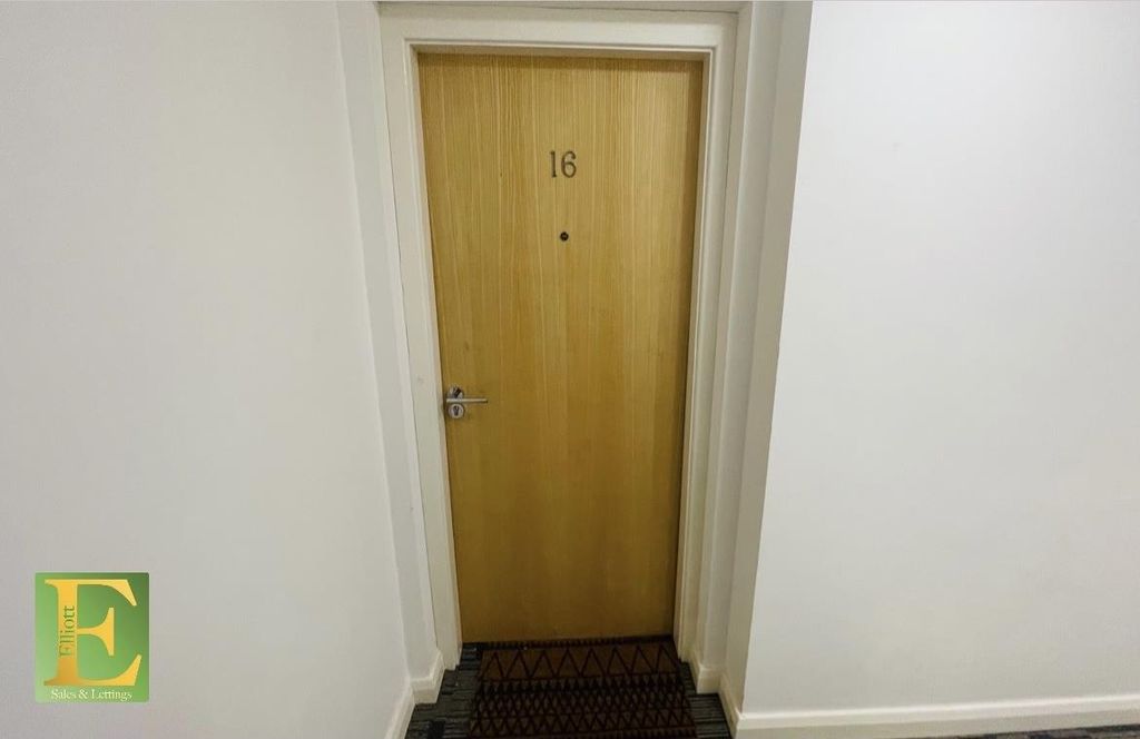 Property photo 1 of 14 Modern 1 Bed Flat In The Heart Of Kenilworth