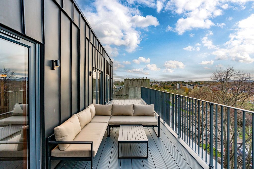 Property photo 2 of 14 Terrace