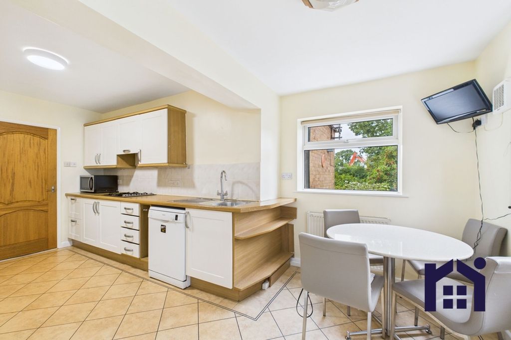 Property photo 3 of 27 Dining Kitchen
