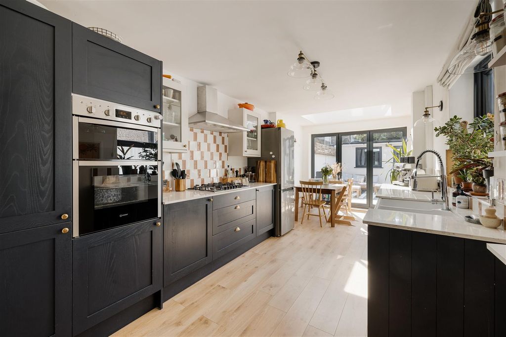 Property photo 3 of 34 Ramsay Road, E7