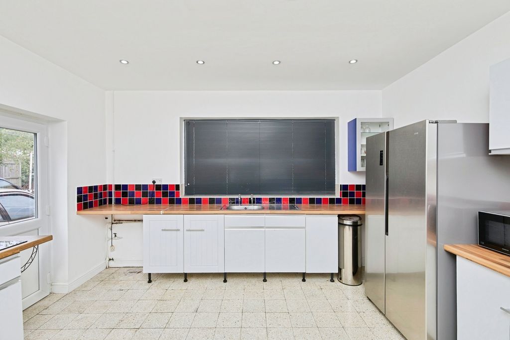 Property photo 3 of 17 Kitchen