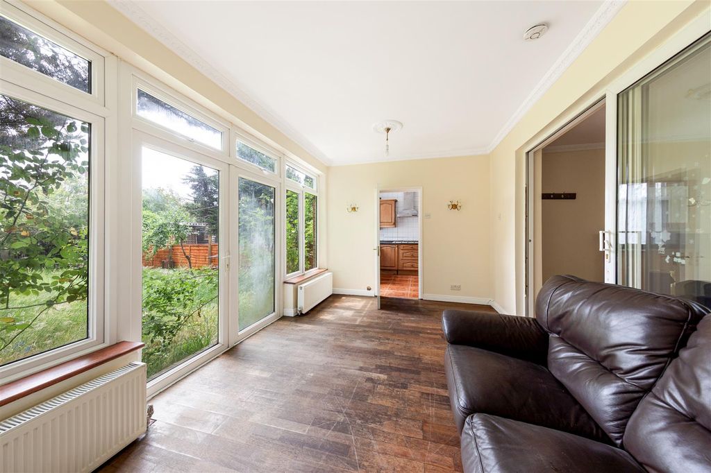 Property photo 2 of 37 Sinclair Road, E4