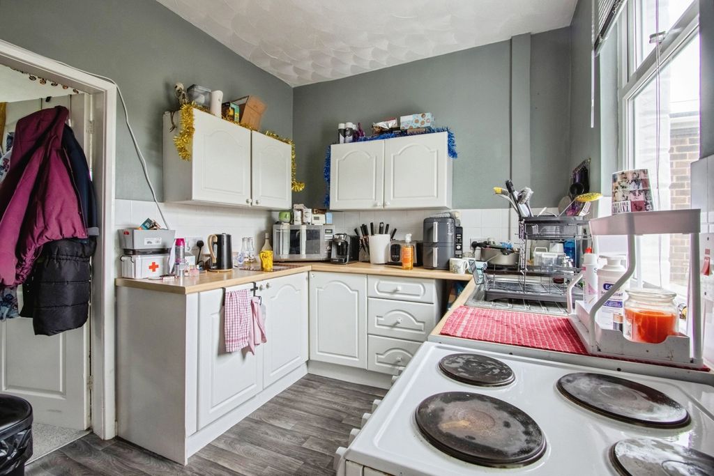 Property photo 3 of 12 Kitchen