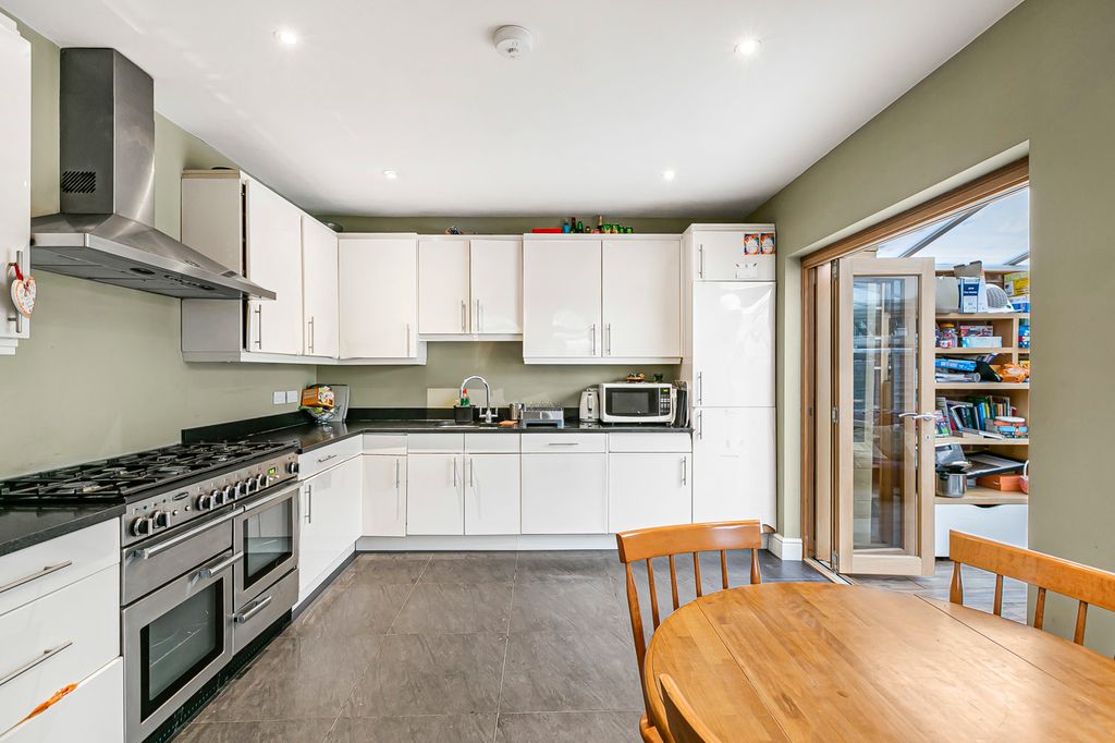 Property photo 3 of 19 Kitchen