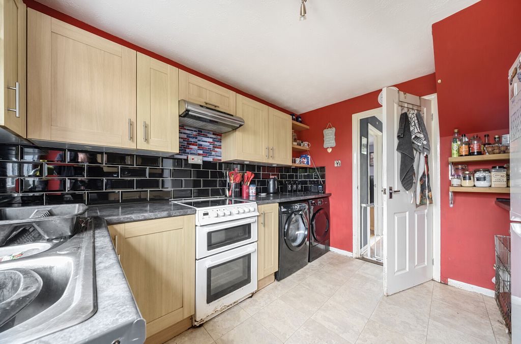 Property photo 2 of 9 Kitchen