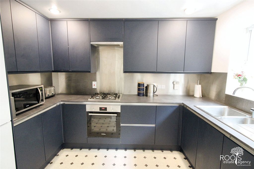 Property photo 2 of 20 Refitted Kitchen