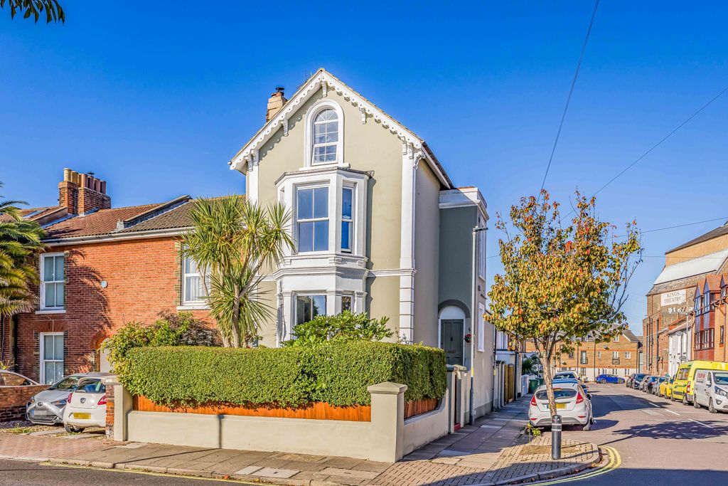Property photo 1 of 23 Duncan Lodge, 10 Duncan Road, Southsea-Small-Porti