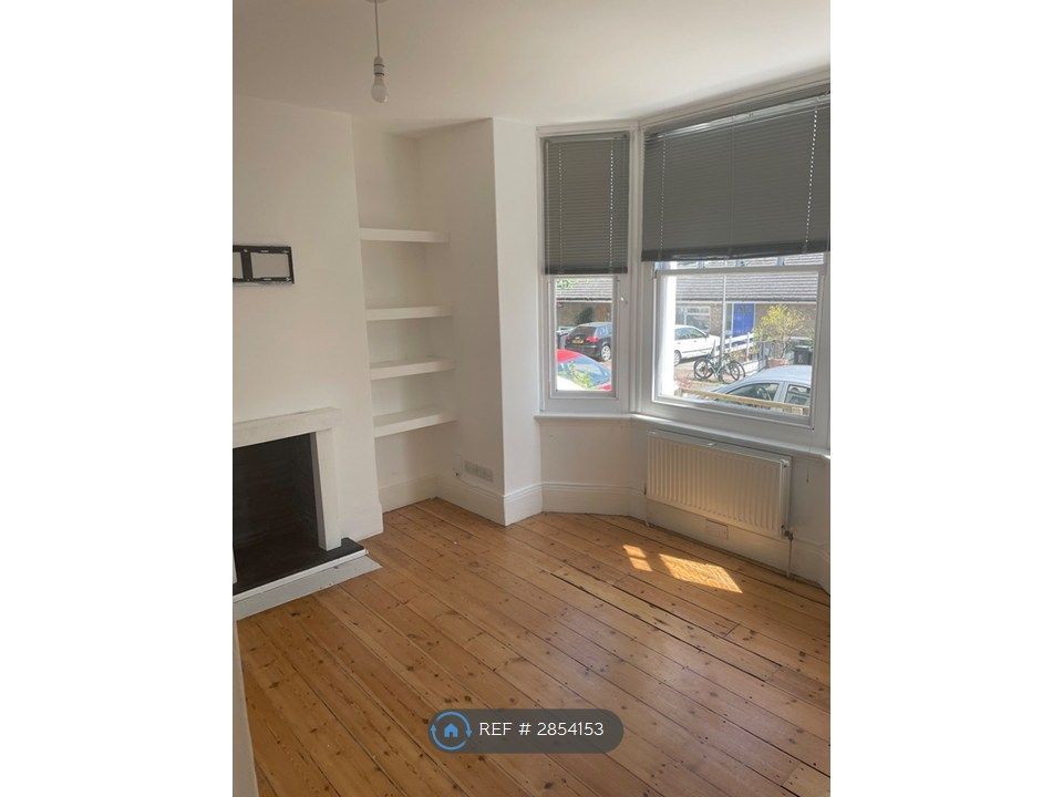 Property photo 2 of 25 Front Room