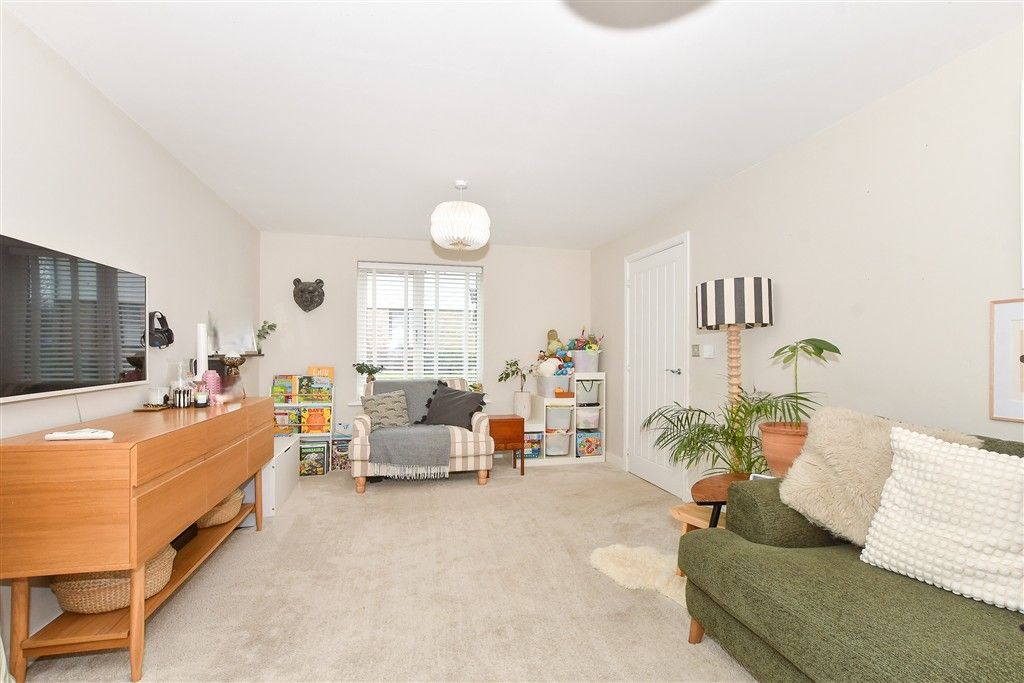 Property photo 2 of 17 Lounge.