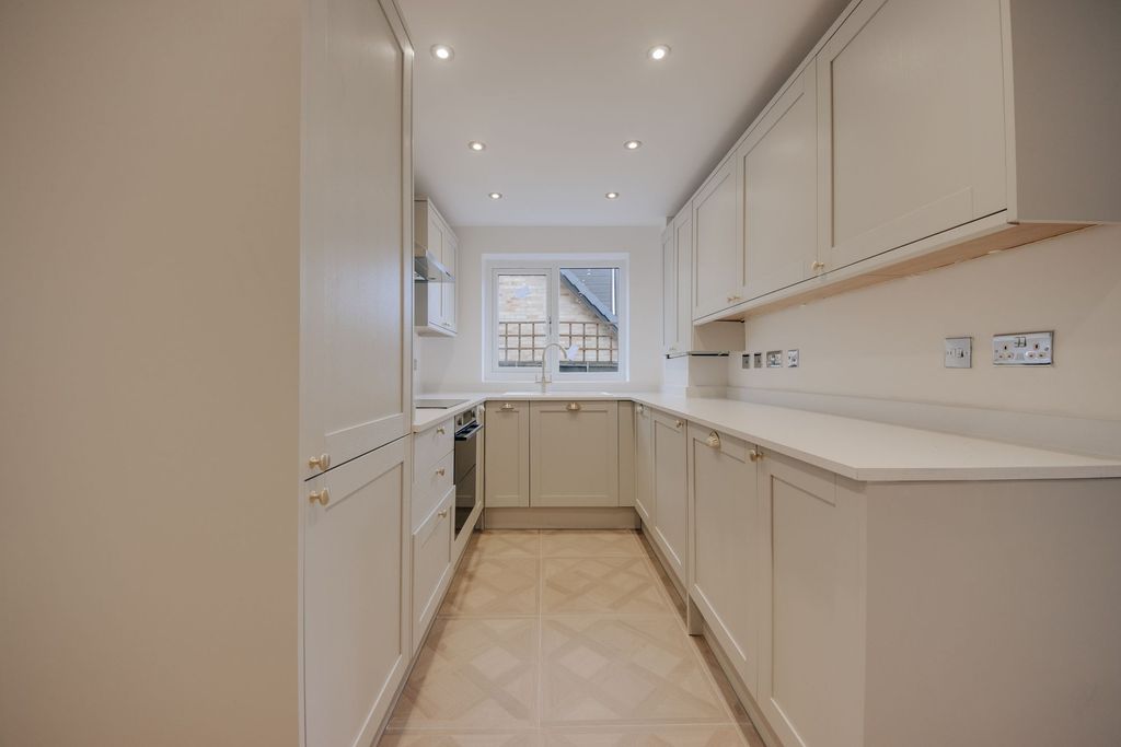 Property photo 3 of 11 Kitchen