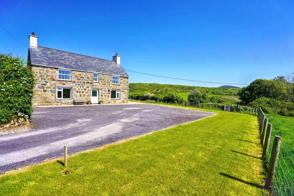 Property photo 2 of 36 Front Driveway
