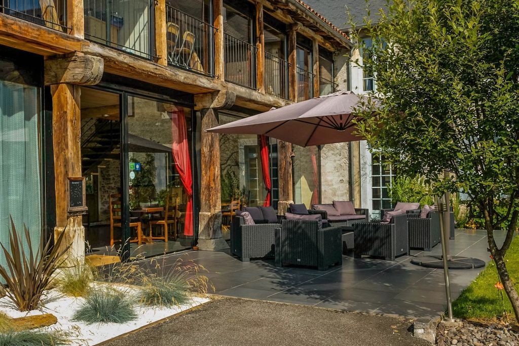 Property photo 2 of 48