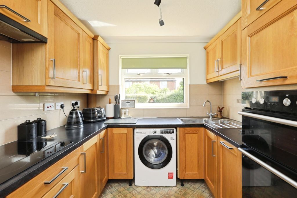 Property photo 3 of 17 Kitchen