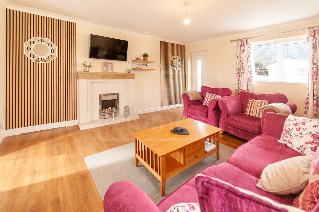 Property photo 3 of 16 Lounge