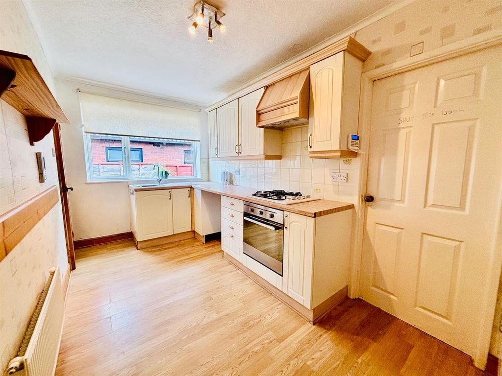 Property photo 3 of 15 Kitchen: