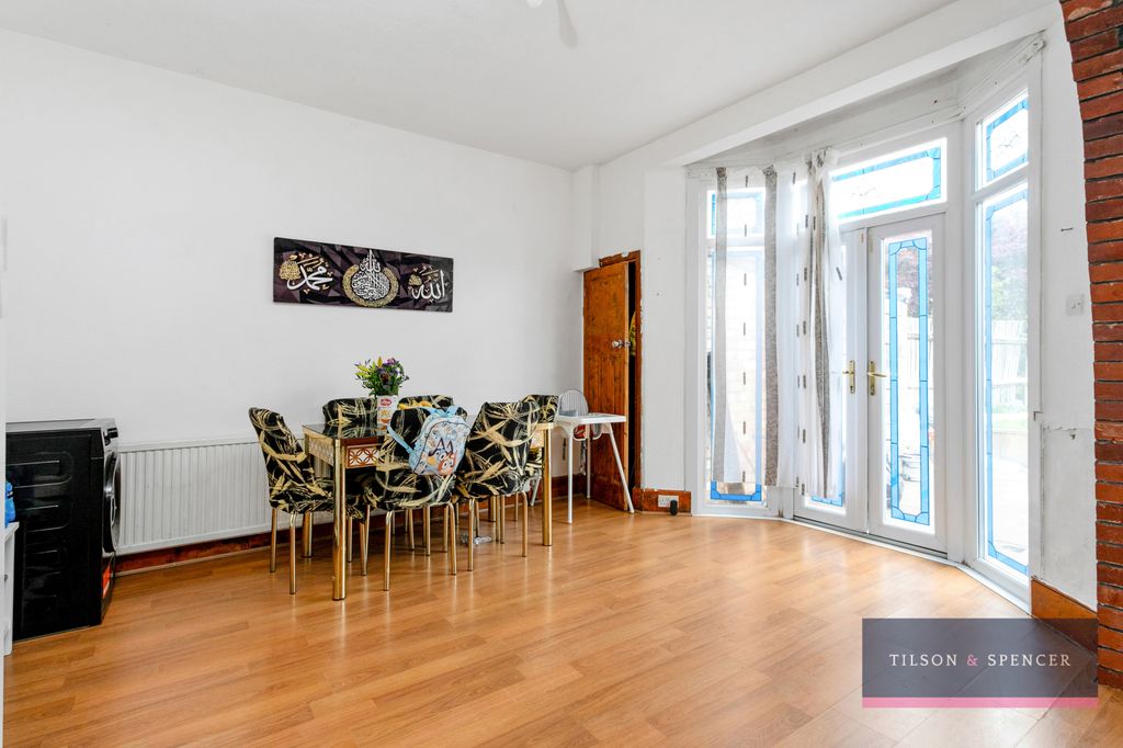 Property photo 3 of 18 101020255_Tils_29 Hawthorn Avenue _N13 4Ju_013_Wm