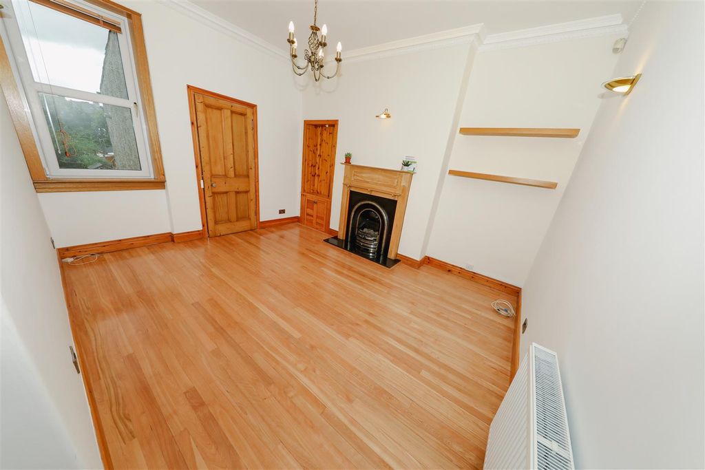 Property photo 3 of 18 B