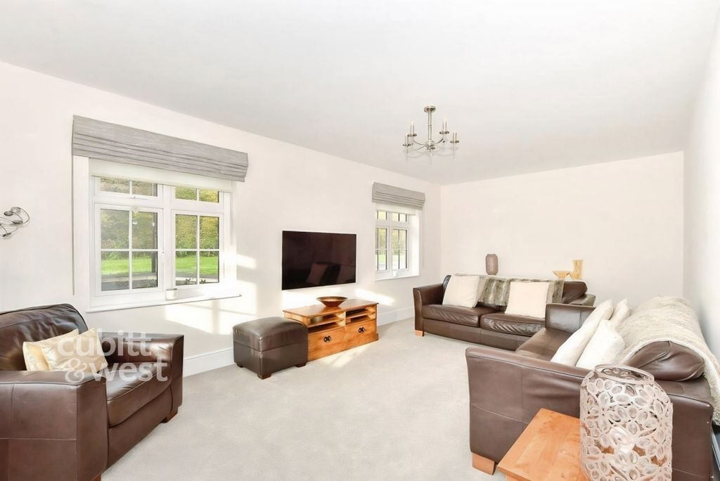 Property photo 2 of 16 8B7cc5Fc-Lounge