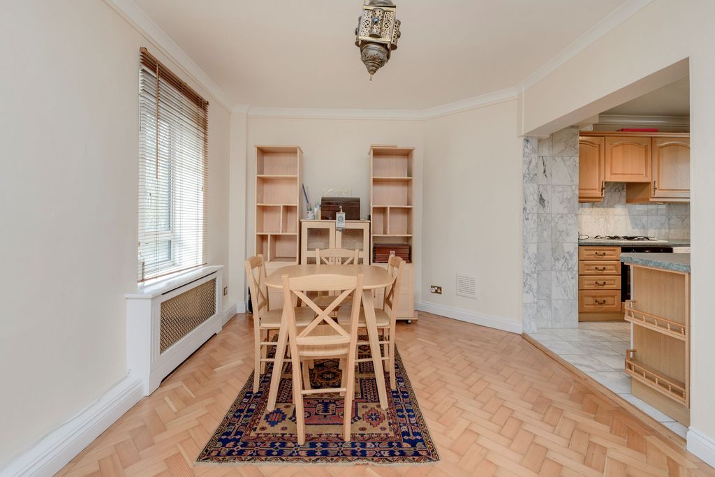 Property photo 2 of 8 80 Chelsea Manor Ct-0621.Jpg