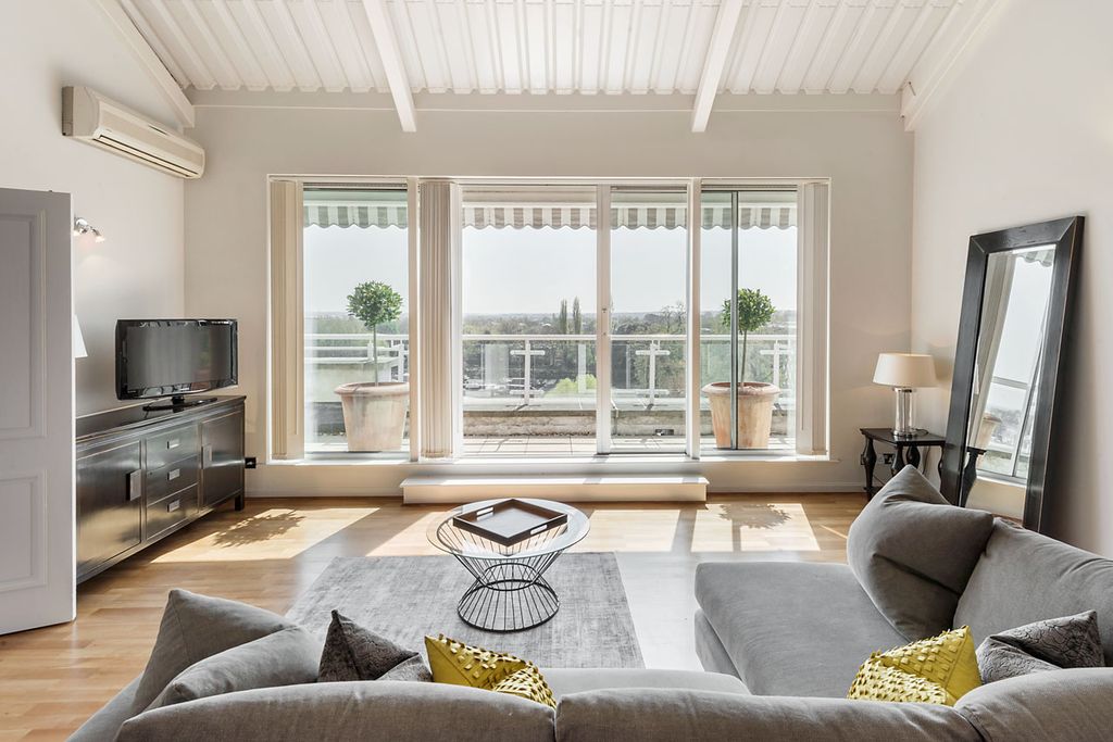 Property photo 1 of 10 Reception