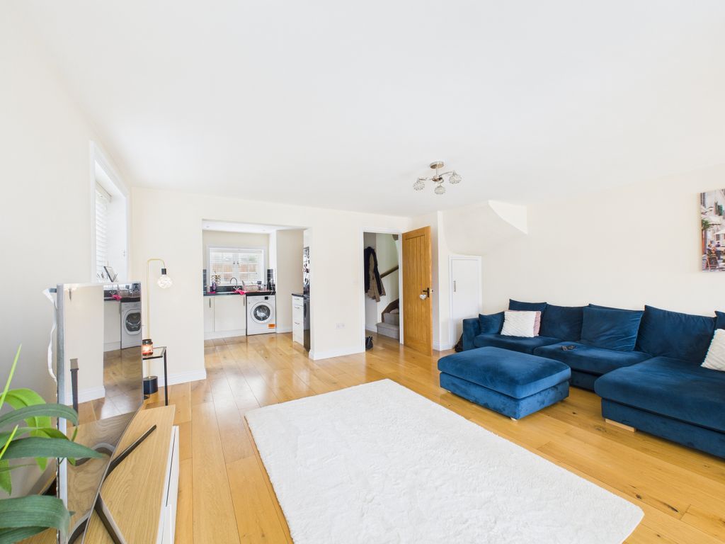 Property photo 3 of 11 Cam01984G0-Pr0545-Still019