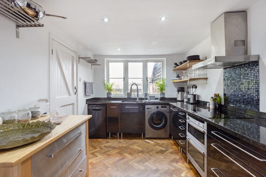 Property photo 3 of 23 Kitchen