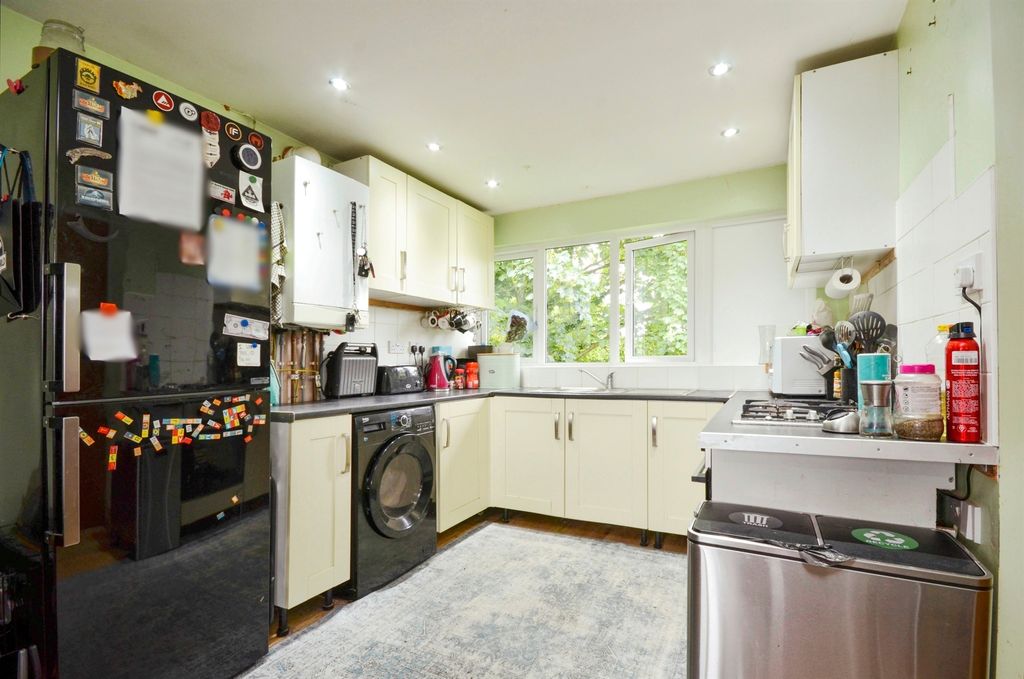 Property photo 2 of 10 Kitchen/ Lounge Area