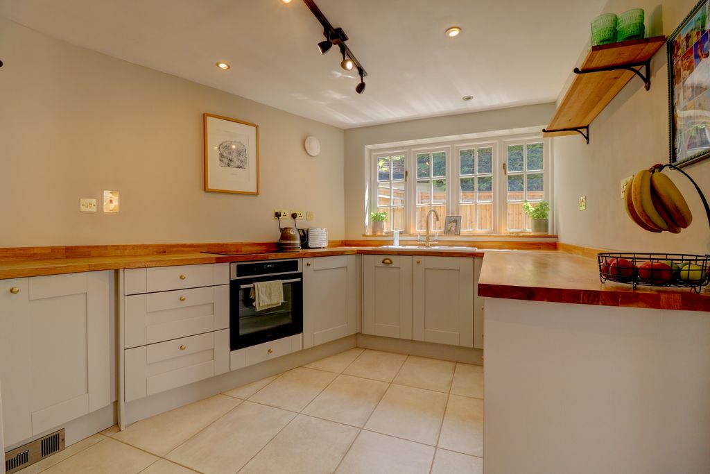 Property photo 3 of 19 Kitchen