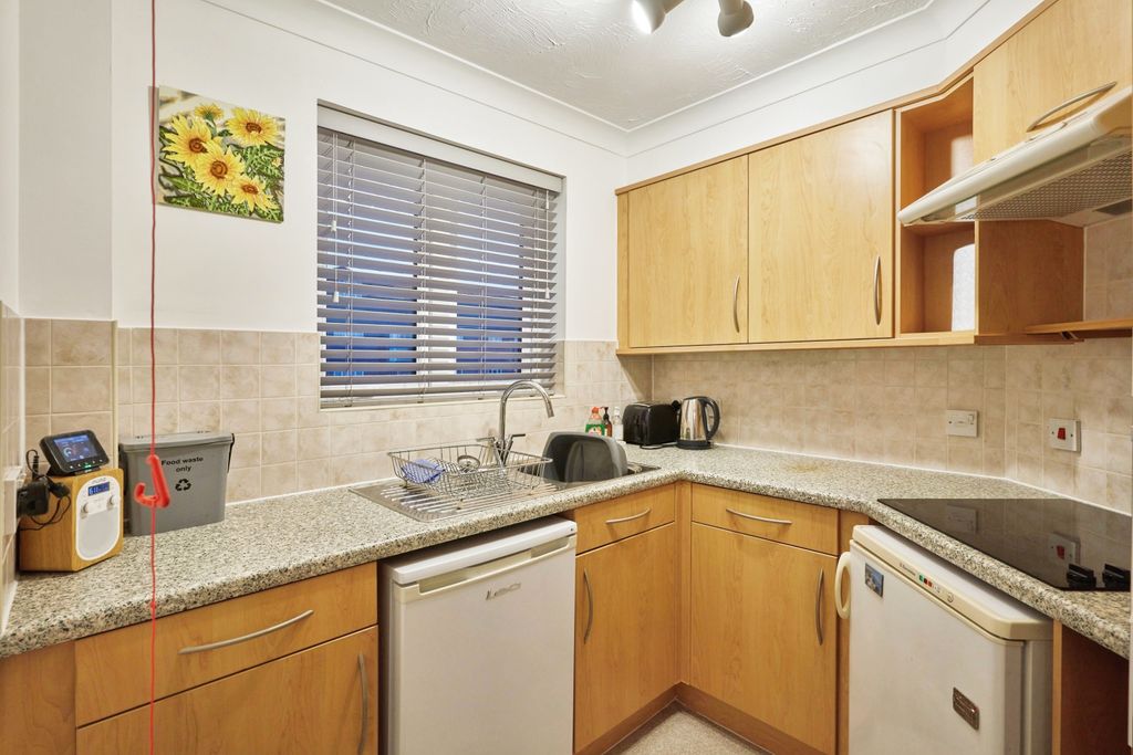 Property photo 3 of 10 Kitchen