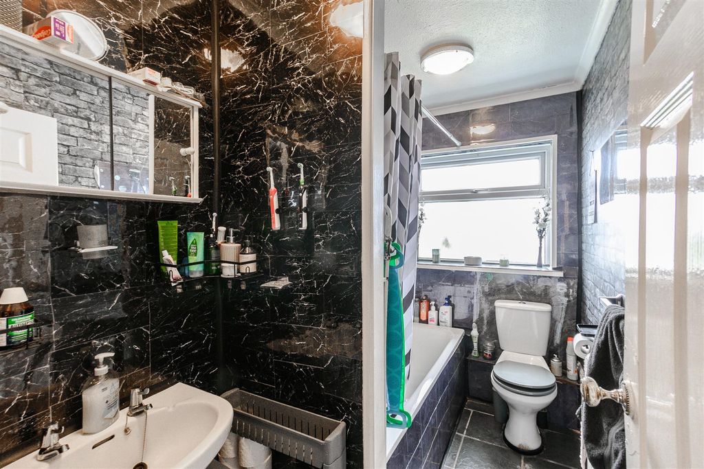 Additional image 7 of 2 bed flat for saleLaburnum Close, Barry CF62
