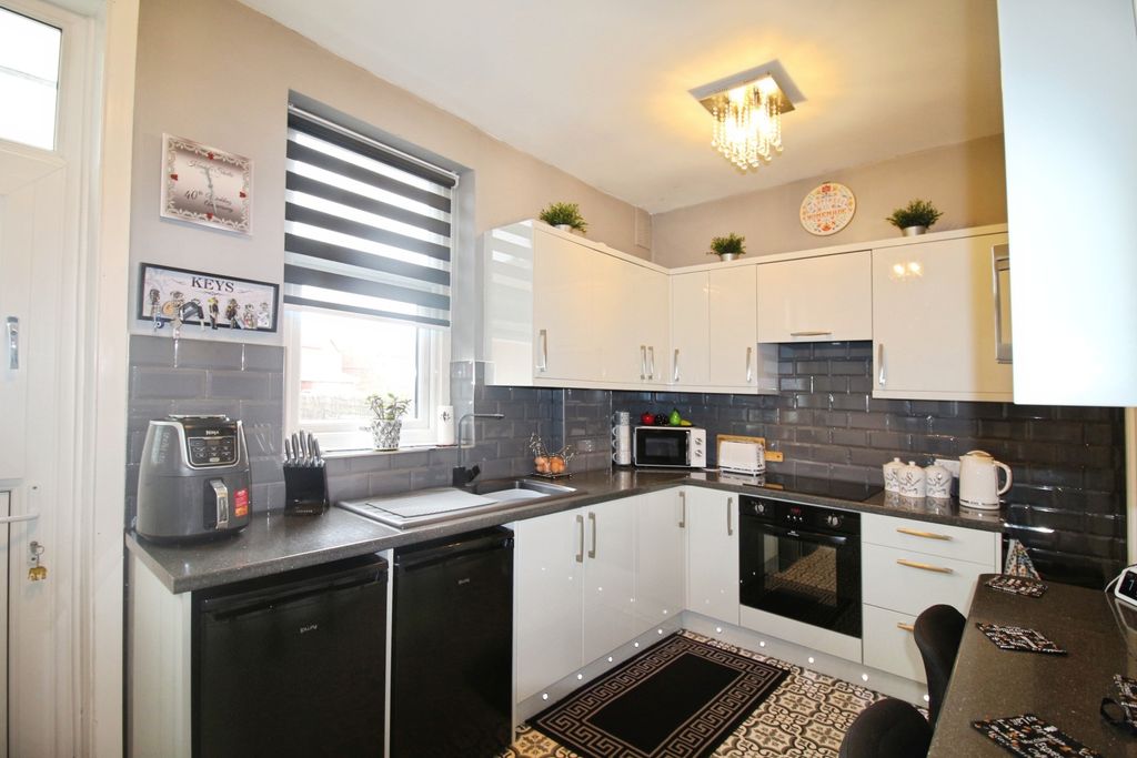 Property photo 3 of 14 Kitchen