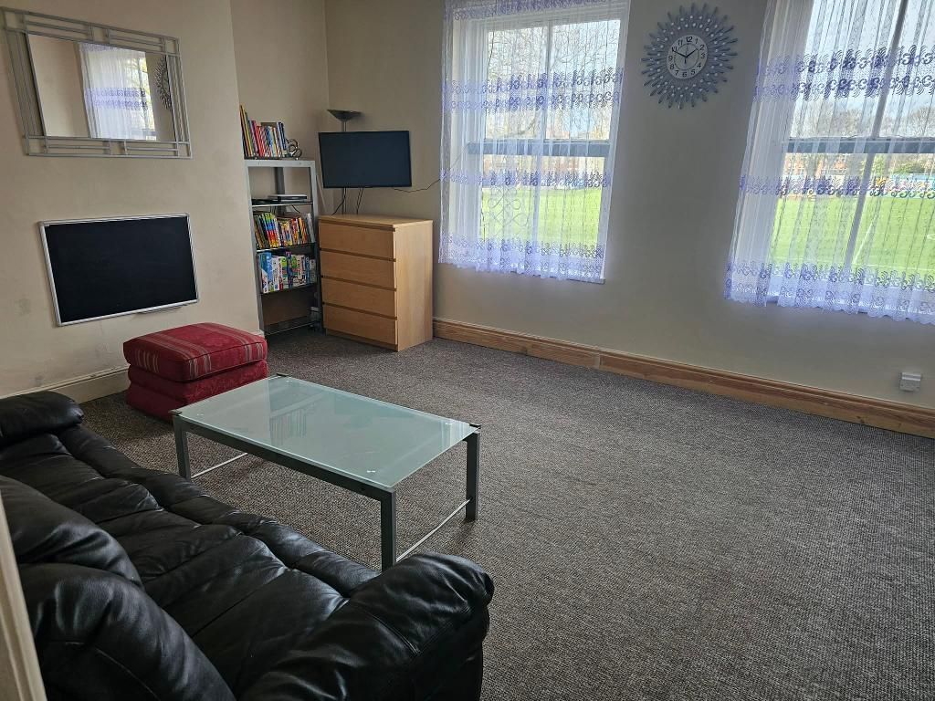 Property photo 1 of 15 Flat 2 Lounge