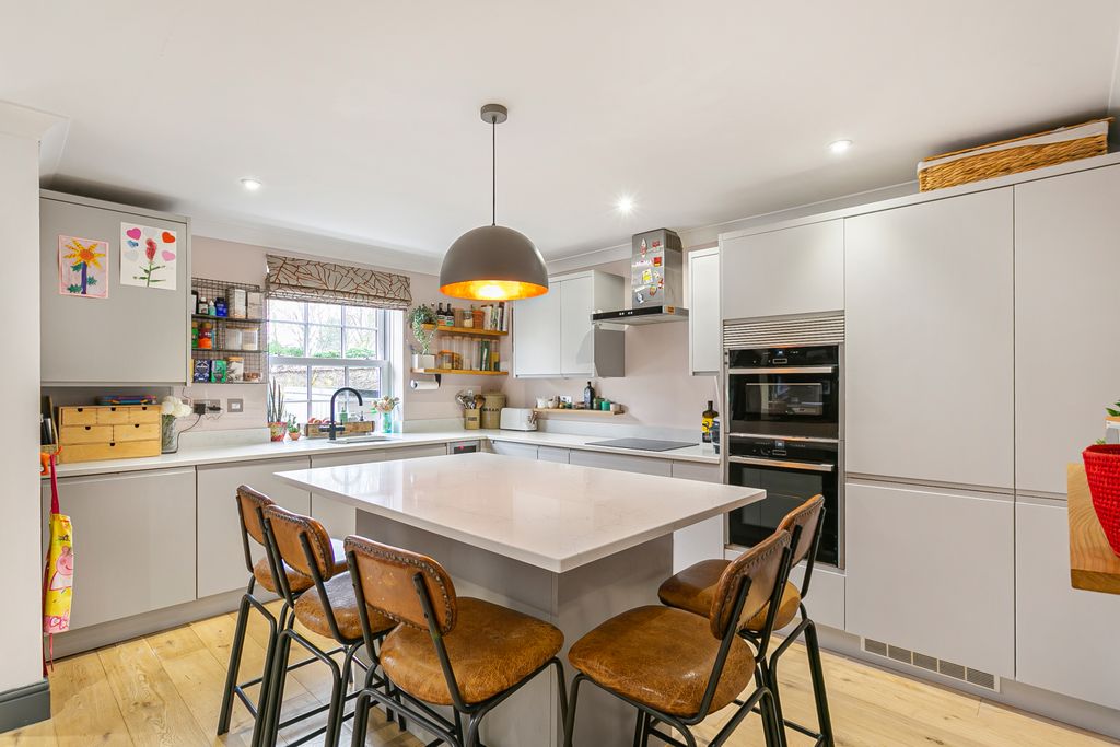 Property photo 3 of 31 Kitchen