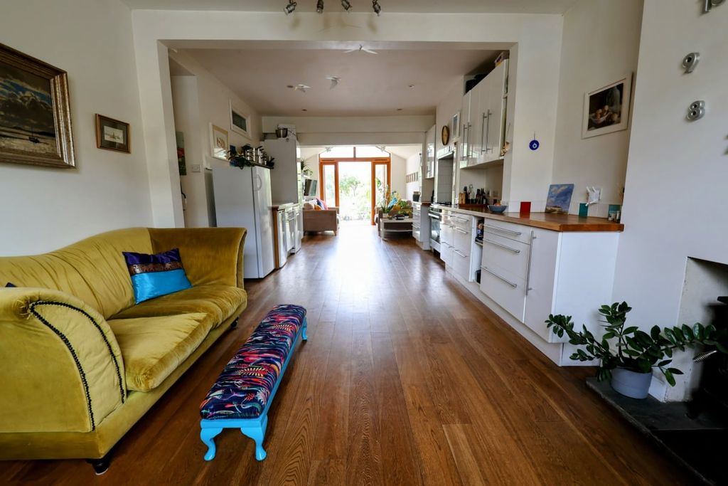 Property photo 3 of 25
