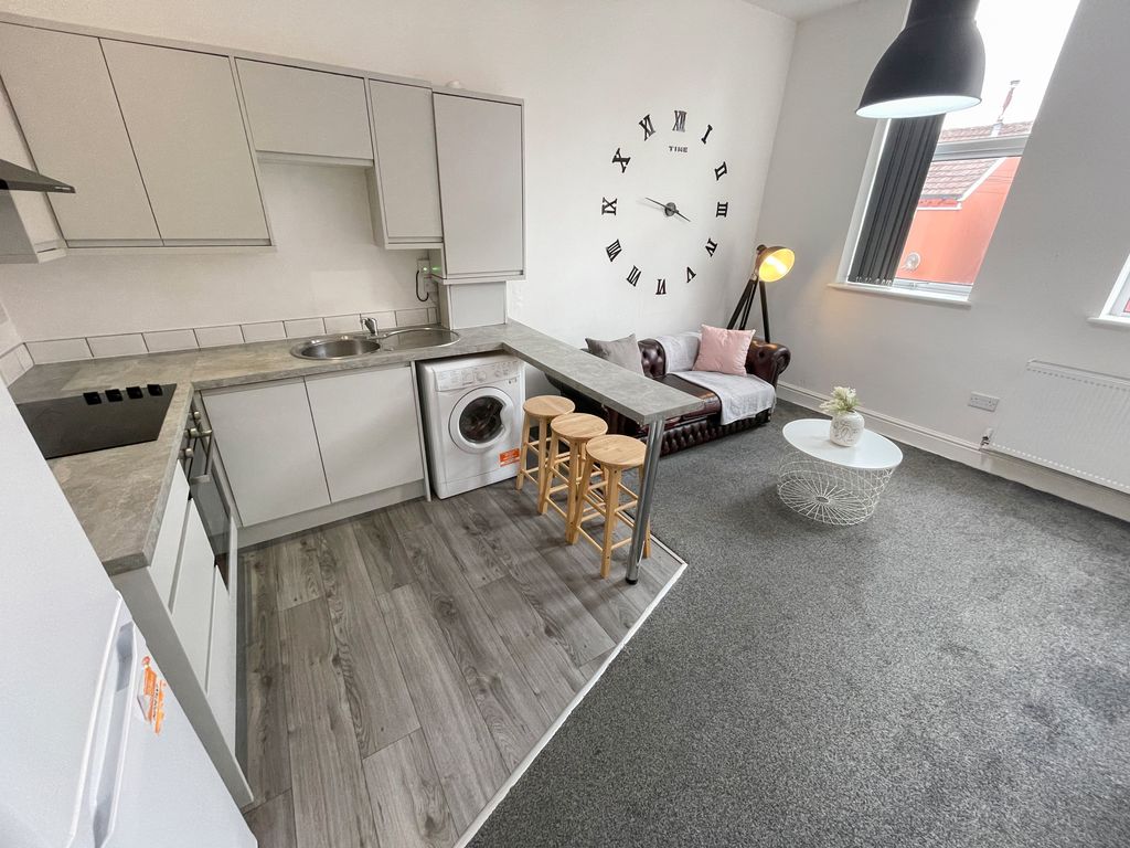 Property photo 3 of 6 3, 1A Holmes2