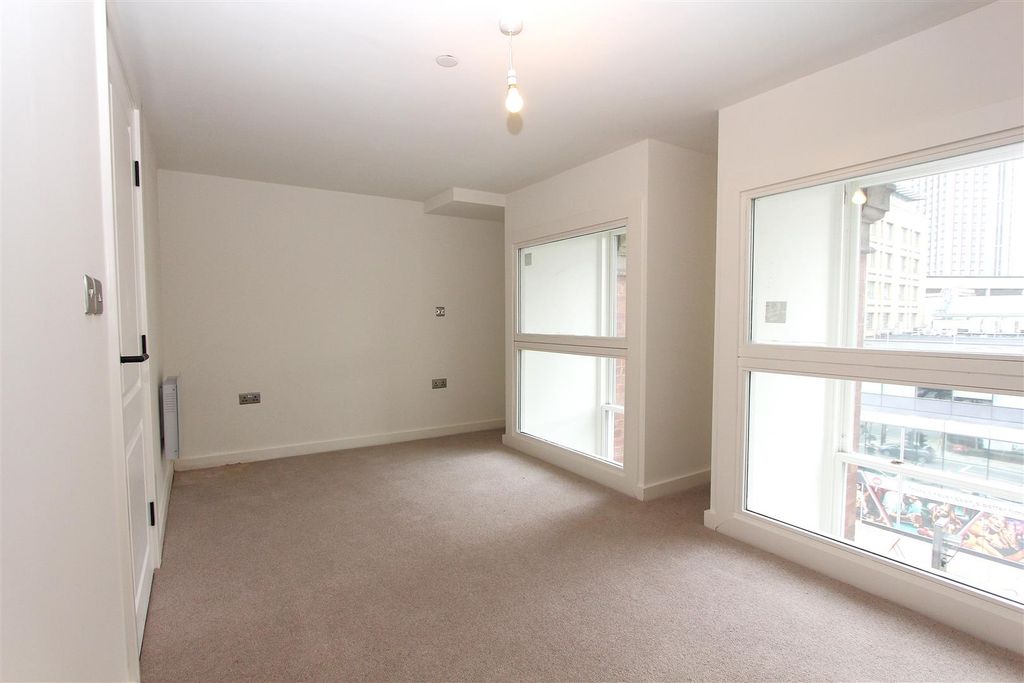 Property photo 3 of 17 Bright Double Bedroom With Large Windows...