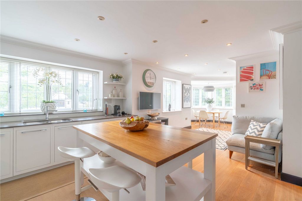 Additional image 4 of 3 bed flat for saleHigh Road, Chigwell, Essex IG7