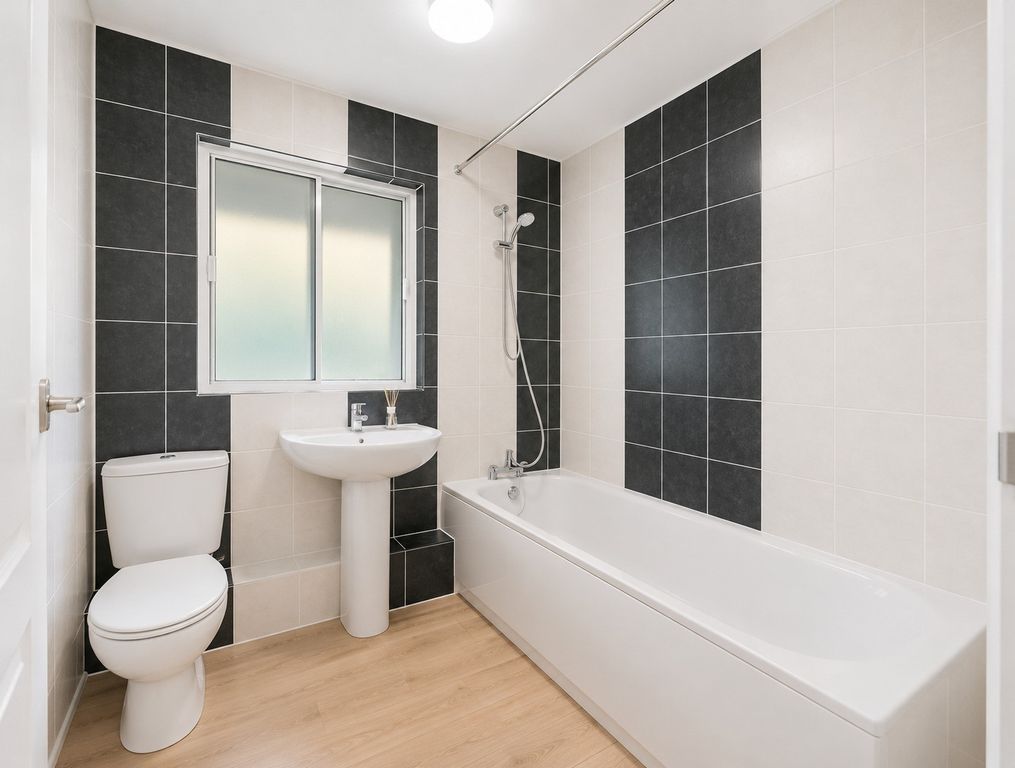 Property photo 1 of 7 2 Bed Flat To Rent Lampton Road, Hounslow Tw3