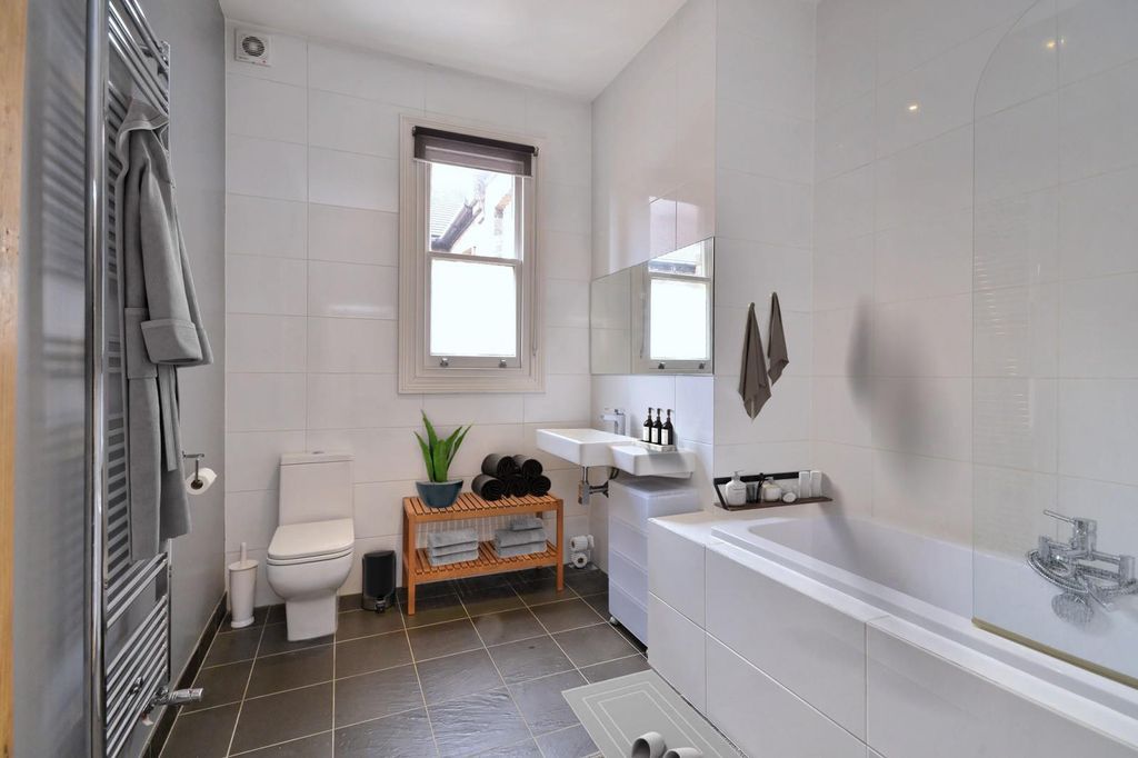 Property photo 3 of 9 Bathroom