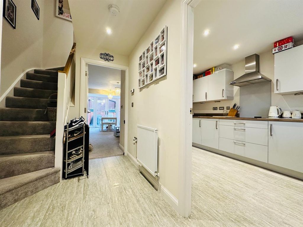 Property photo 2 of 22 Entrance Hall