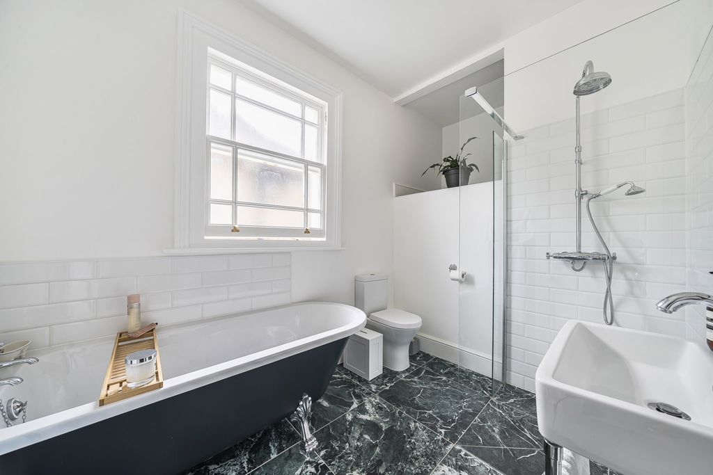 Property photo 3 of 18 Bathroom