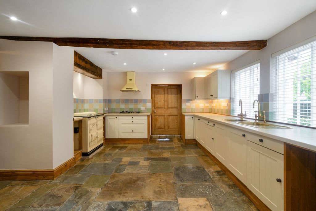 Property photo 3 of 33
