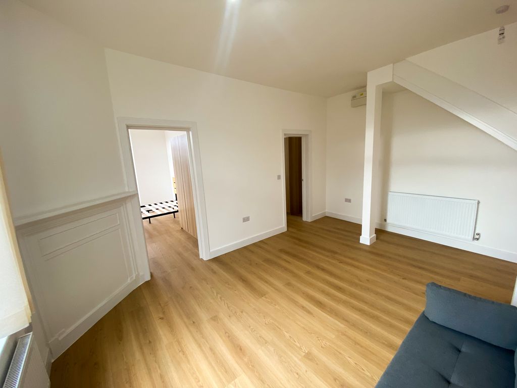 Property photo 3 of 16 Reception